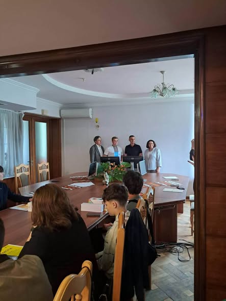 Підготовка до навчального року, перевірка їдалень та успіхи МАН: управління освіти Надвірнянської міськради прозвітувало про роботу