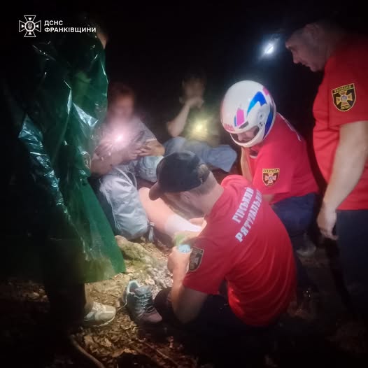 Рятувальники допомогли туристці, яка травмувалася під час спуску з гори Маковиця