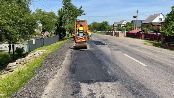 На дорогах Івано-Франківщини тривають роботи з експлуатаційного утримання