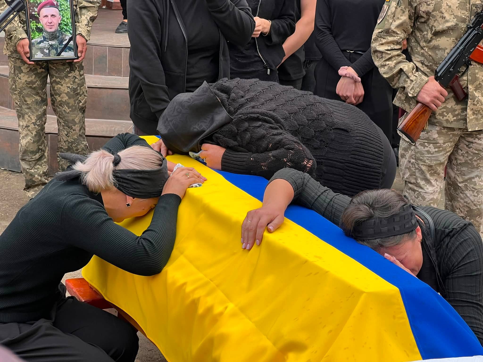 У селі Тишківці попрощалися та провели в останню дорогу нашого Захисника – Коліщака Віталія Анатолійовича