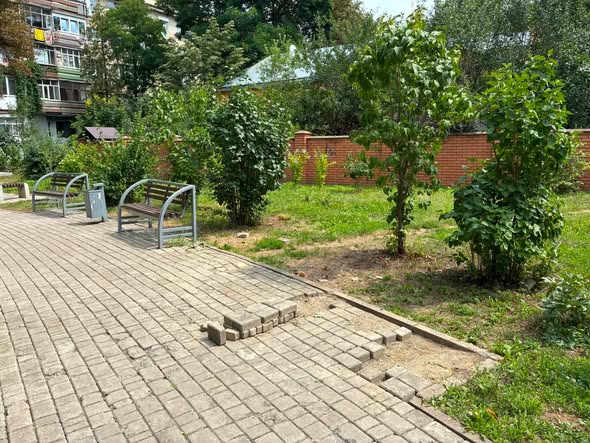 У середмісті Івано-Франківська вночі вкрали лавочку: комунальники звернулися до поліції