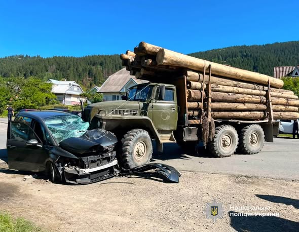 Поліцейські Івано-Франківщини розслідують смертельну ДТП у Верховині: загинула пасажирка легковика, водійка травмована