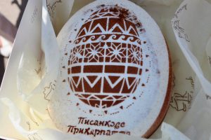 «Писанкове Прикарпаття»: у Коломиї презентували перший офіційний торт-символ міста