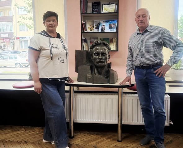 Калуська центральна бібліотека ім. Тараса Шевченка отримала цінний подарунок до ювілею видатного українського письменника