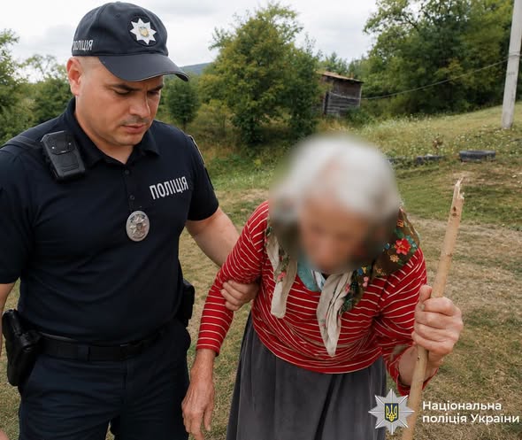 На Косівщині поліцейські та селяни розшукали 89-річну пенсіонерку, яка заблукала в лісі