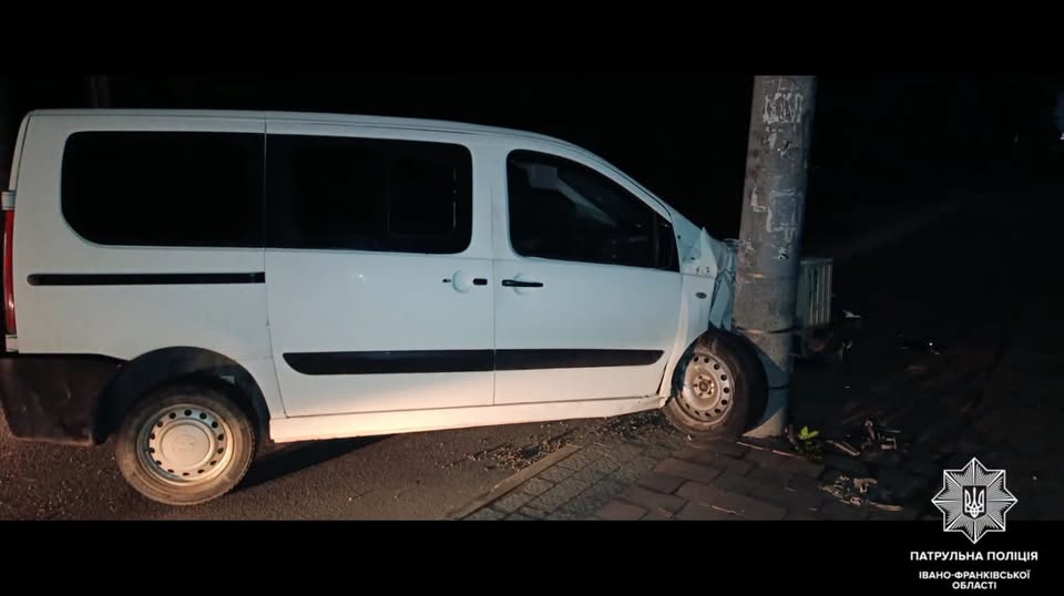 В Івано-Франківську нетверезий 24-річний водій без документів врізався в електроопору