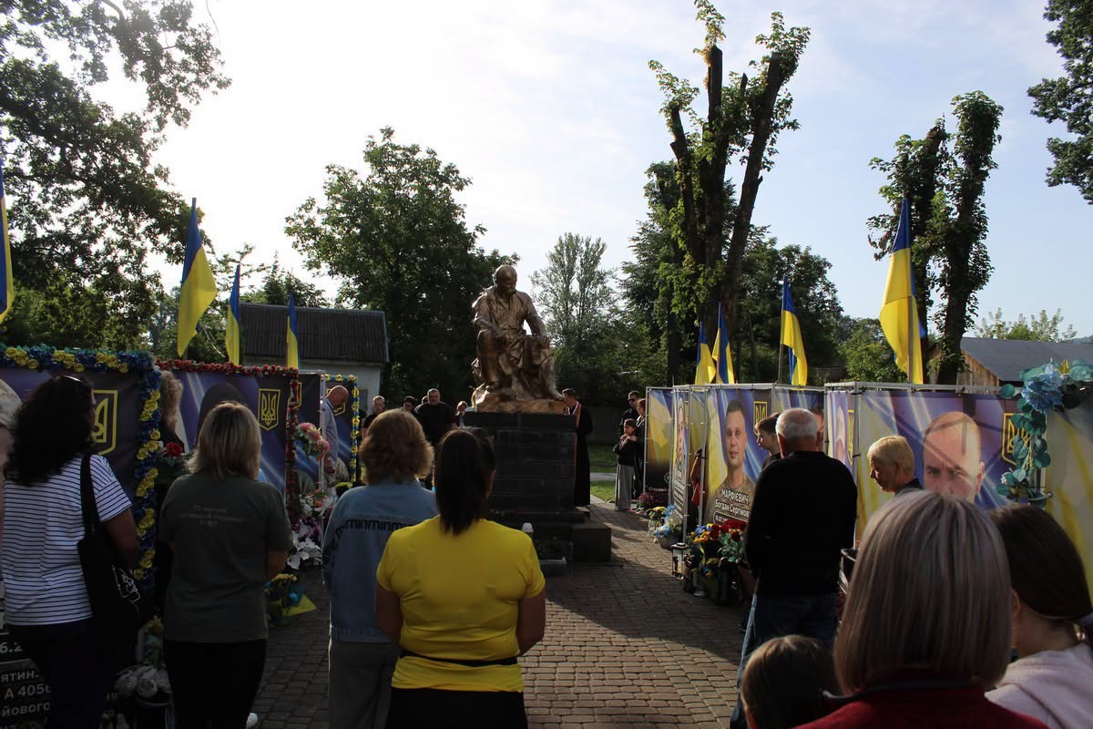 В Делятині відбулося освячення встановлених банерів загиблим військовослужбовцям