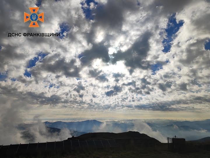 На горі Піп Іван хмарно та +10°С: оперативна ситуація у Карпатах