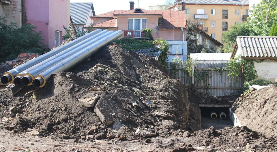ДМП «Івано-Франківськтеплокомуненерго» проводить заміну аварійної ділянки тепломережі в районі вулиці Угорської