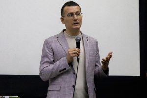 «Разом тримаємо слово»: Івано-Франківський Центр журналістської солідарності презентував книгу про свою діяльність та роботу медіа в умовах війни