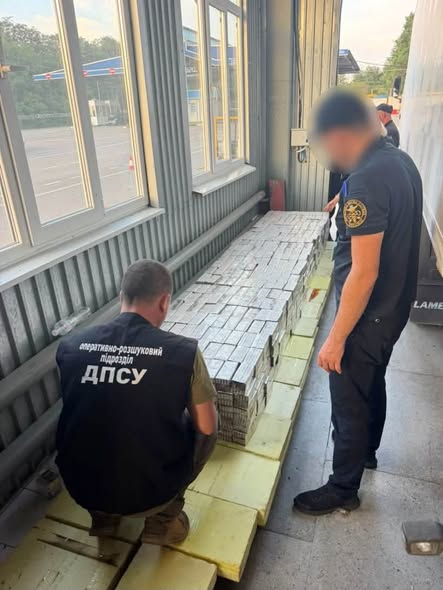 Понад 11 тисяч пачок сигарет у подвійній підлозі: прикордонники викрили сховок у вантажівці