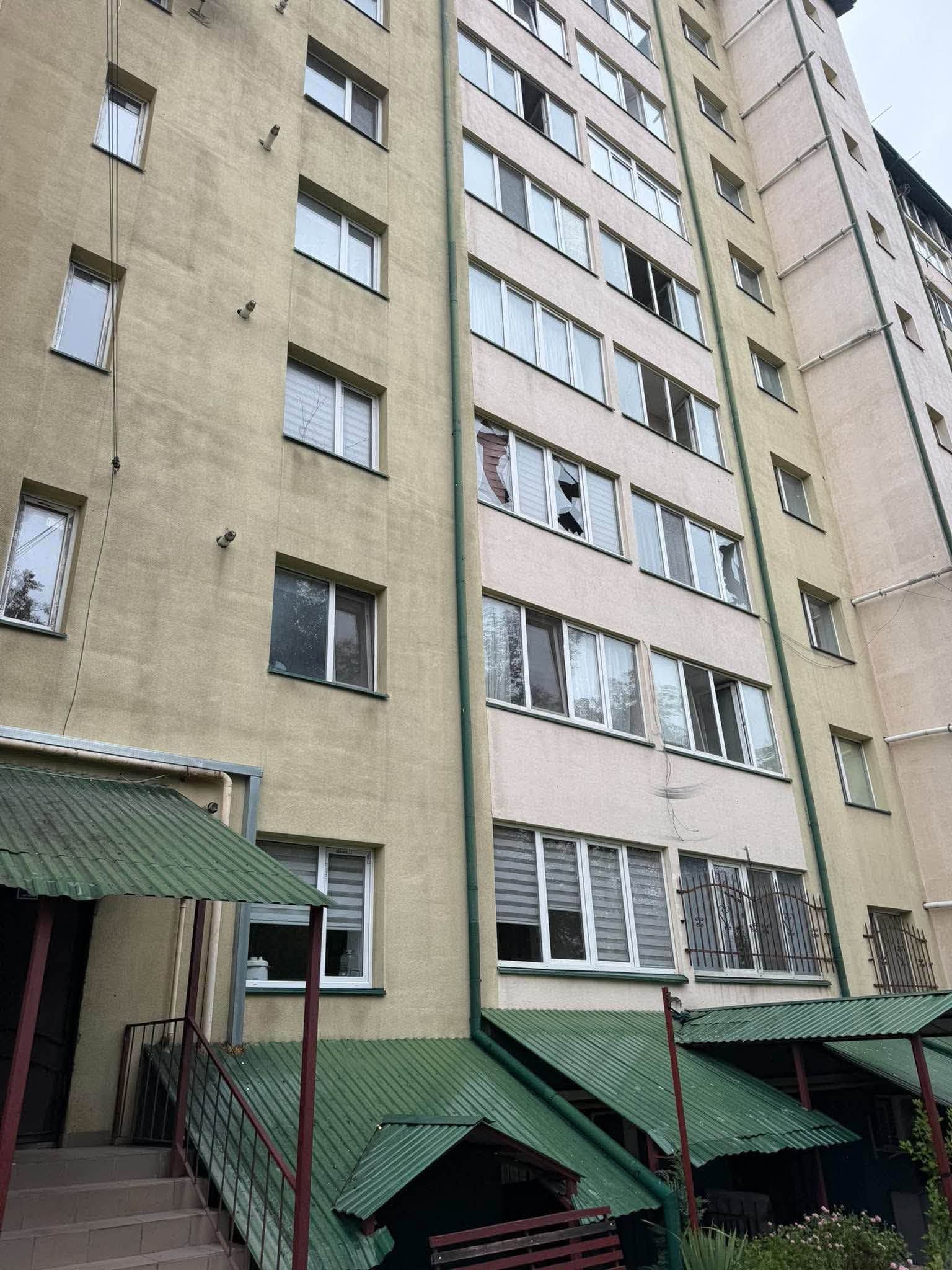 В Івано-Франківську внаслідок ранкової атаки ворожих безпілотників пошкоджено житловий будинок