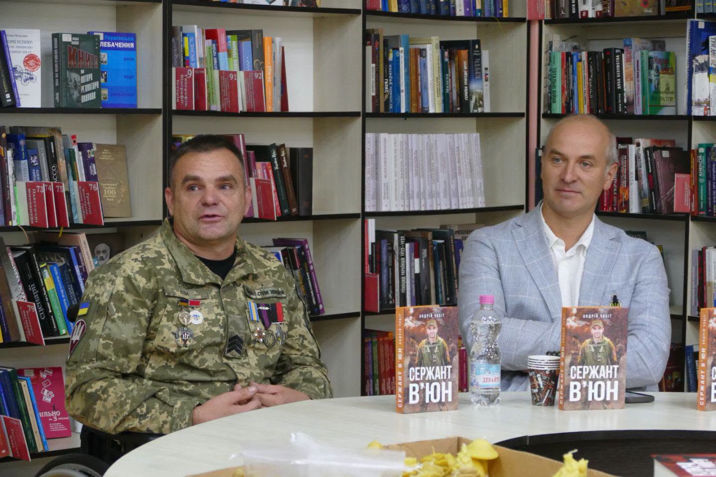 «Сміх чергується з гірким болем»: у Калуші презентували книгу про незламність українського Воїна