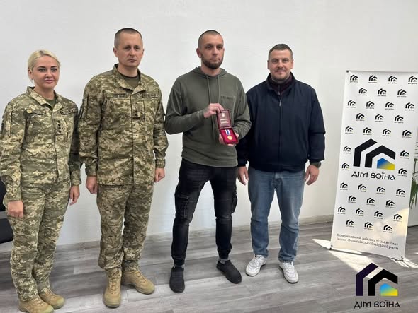 У франківському «Домі Воїна» звільненому з полону прикордоннику Михайлу Миндюку вручили медаль «Захиснику Вітчизни»