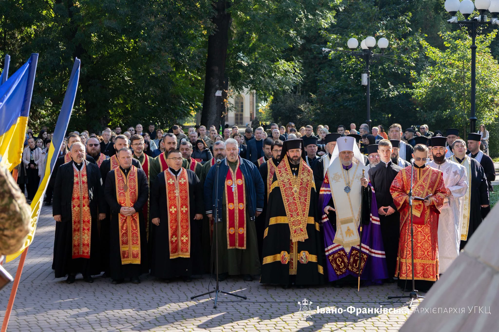«Дзвін памʼяті» вкотре обʼєднав прикарпатців у молитві за полеглими Героями