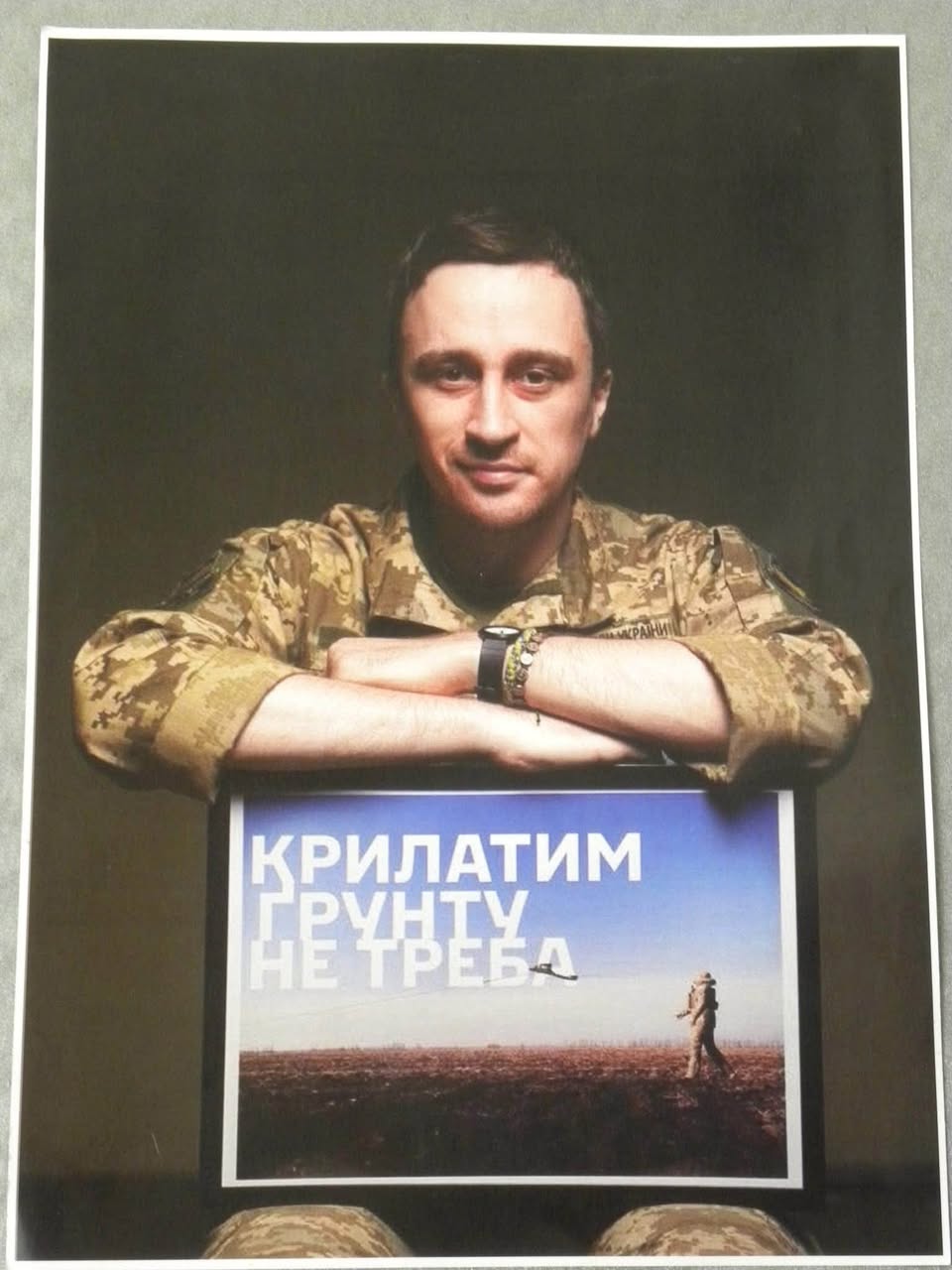 «Крилатим ґрунту не треба»: військовий фотограф Андрій Петрук презентував виставку у Надвірній