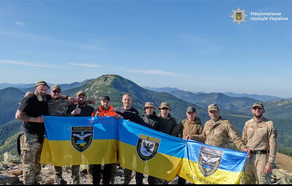 Ветерани війни та бійці стрілецького батальйону поліції Прикарпаття підкорили одну з вершин Карпат