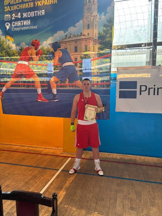 Спортсмен із Надвірної Владислав Ванджура здобув перемогу на обласній першості з боксу у Снятині