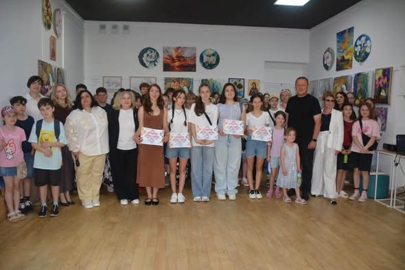 Очільник Надвірнянської громади привітав митців та колектив художньої школи з Днем художника