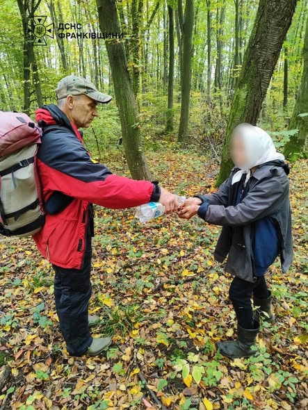 Прикарпатські рятувальники знайшли заблукалу жінку, пошуки чоловіка тривають