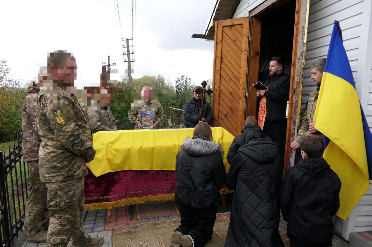 Скорботна Калуська громада попрощалася з померлим 34-річним воїном Василем Урсуловичем