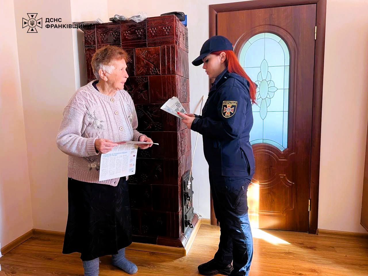 На Прикарпатті офіцери-рятувальники громад продовжують навчати населення правил пожежної безпеки в опалювальний період