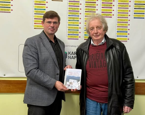 Історія Калущини на художніх конвертах стане книгою: краєзнавець Анатолій Мицак презентував майбутнє видання