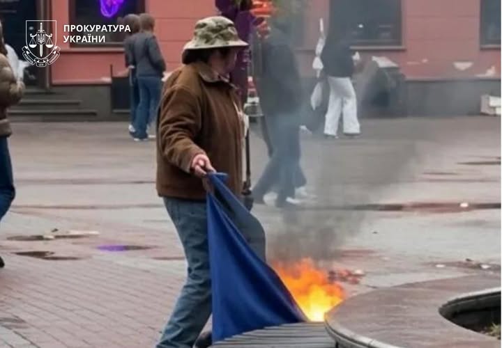 Публічно спалила державний прапор у середмісті Івано-Франківська: 47-річній жінці повідомлено про підозру