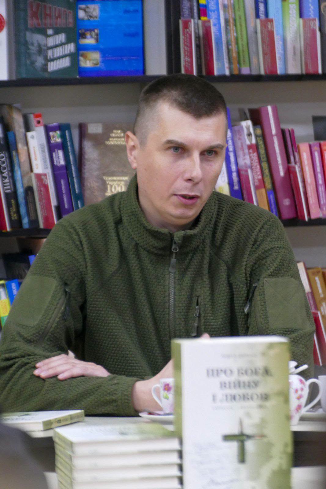 Щира розмова про війну, віру та силу любові: у Калуші презентували книгу Воїна Андрія Рибалка