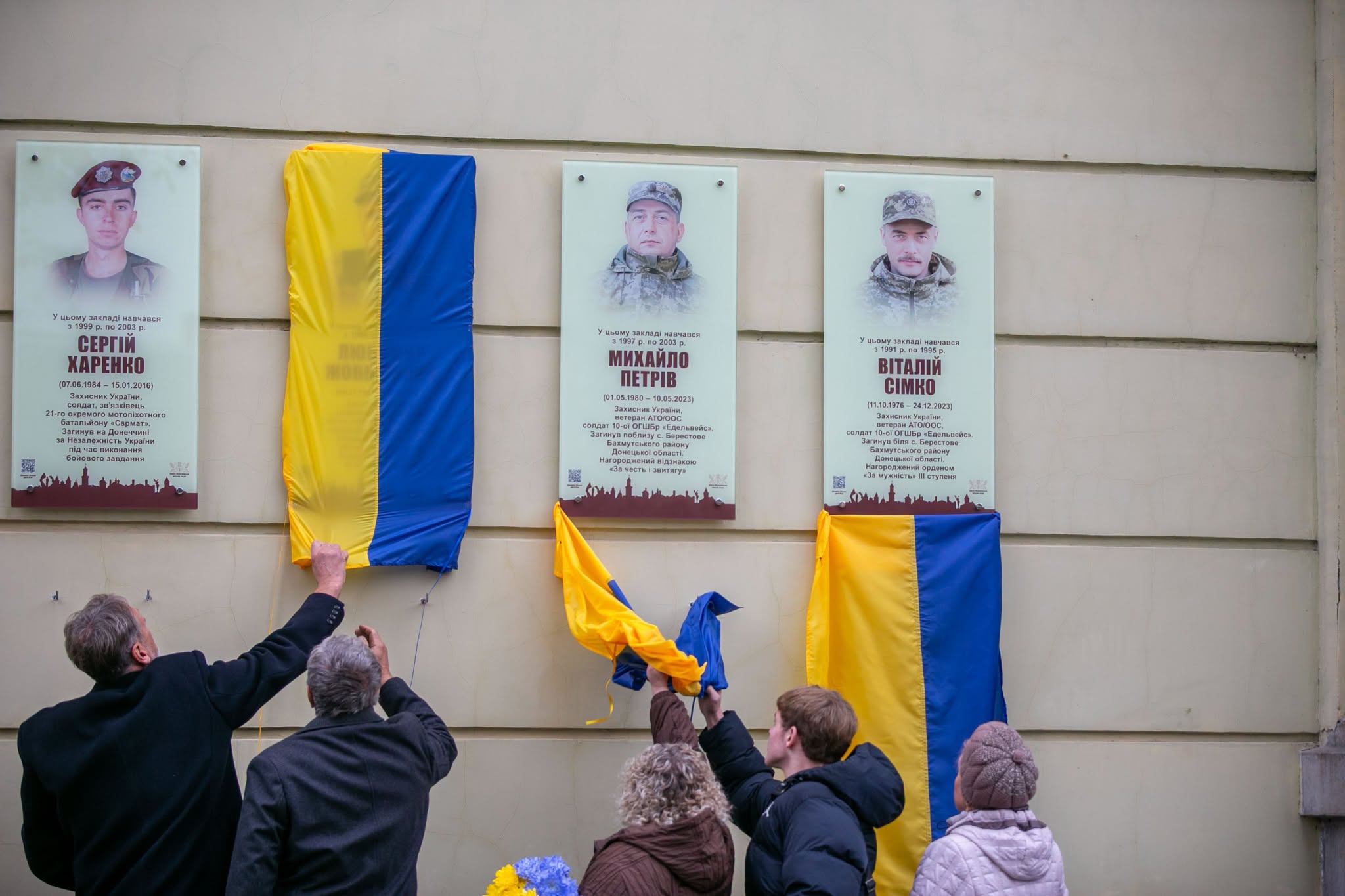 В Івано-Франківську відкрили та освятили меморіальні дошки шістьом полеглим Захисникам України