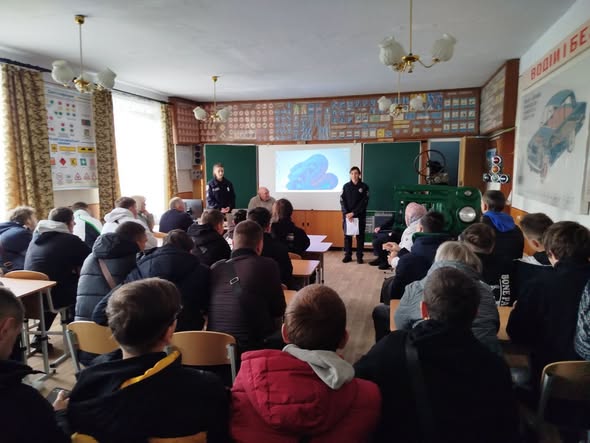 Поліцейські Богородчанщини нагадали учням про безпеку на дорозі та розповіли про професію поліцейського